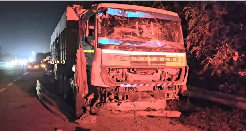 Fatal Accident on Yamuna Expressway, Four Killed Including an Advocate IMAGE CREDIT TO रिपोर्टर