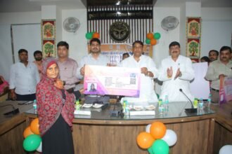 Cooks Honored in Ghaziabad, Delighted Over Increase in Honorarium; Cashless Medical Cards Distributed IMAGE CREDIT TO सूचना विभाग