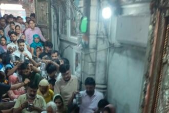 Even in the final week of Sawan, a huge surge of devotees gathered at Dudheshwar Nath Temple. IMAGE CREDIT TO रिपोर्टर