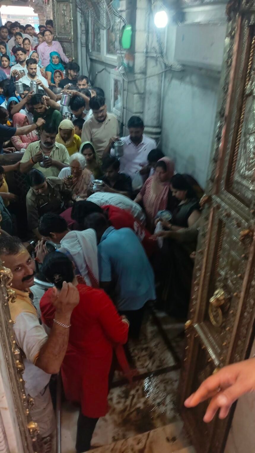 Even in the final week of Sawan, a huge surge of devotees gathered at Dudheshwar Nath Temple. IMAGE CREDIT TO रिपोर्टर