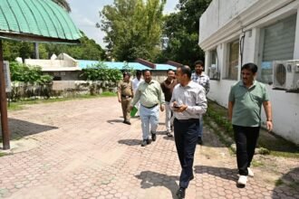 The District Magistrate conducted a surprise inspection of the District Tourism Office and directed officials to improve the arrangements. IMAGE CREDIT TO सूचना विभाग