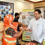 Sanitation worker sisters and girl students tied Rakhi to the Municipal Commissioner and conveyed a message of cleanliness. IMAGE CREDIT TO नगर निगम