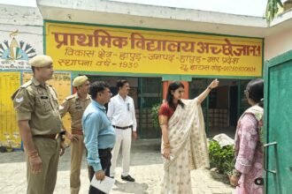 DM Kavita Meena conducted a surprise inspection of a primary school and reprimanded the headmaster over shortcomings. IMAGE CREDIT TO सूचना विभाग