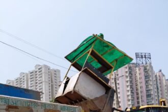Major Action by the Authority Against Roadside Encroachers, 12 Temporary Shops Demolished IMAGE CREDIT TO प्राधिकरण