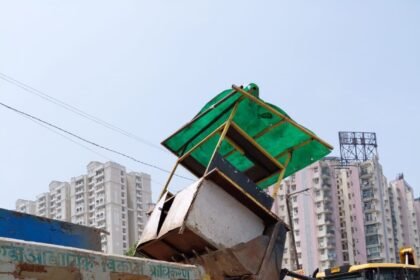 Major Action by the Authority Against Roadside Encroachers, 12 Temporary Shops Demolished IMAGE CREDIT TO प्राधिकरण