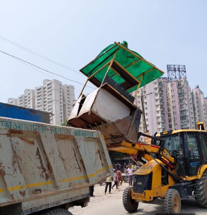 Major Action by the Authority Against Roadside Encroachers, 12 Temporary Shops Demolished IMAGE CREDIT TO प्राधिकरण