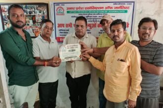 At the UPJA meeting, discussions were held on the issues faced by journalists, and Sachin Agarwal was felicitated. IMAGE CREDIT TO रिपोर्टर