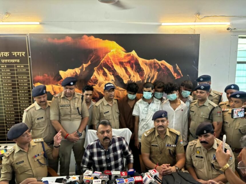 Haridwar Police busted the Magadh cyber gang and arrested five people. IMAGE CREDIT TO पुलिस