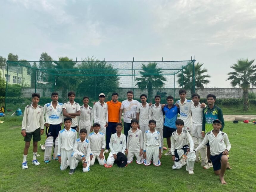 Players of Bhaskar Cricket Academy received valuable tips for success, with Parvesh Dahiya and Krishna Gopal Sharma providing guidance. IMAGE CREDIT TO रिपोर्टर
