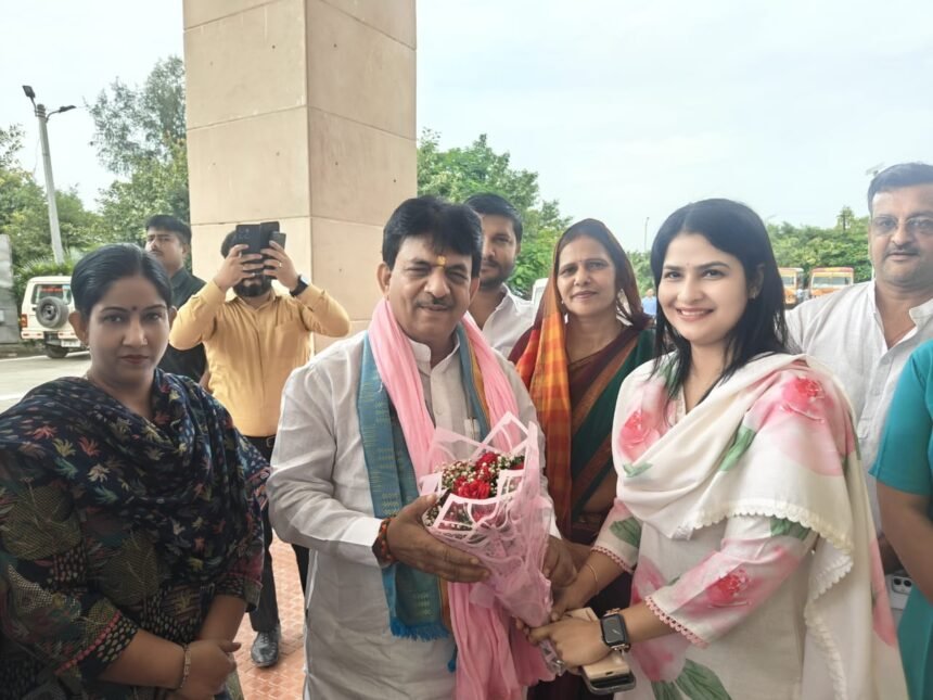 Lions Club Gaurav celebrated the Hariyali Teej festival with great enthusiasm, with Jyoti Sahni being crowned the Teej Queen. IMAGE CREDIT TO रिपोर्टर