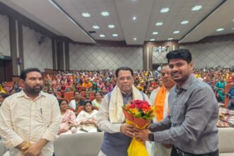 500 women in Ghaziabad witnessed the launch of the Lokmata Ahilyabai Matrushakti Yatra Scheme and were honored with sarees and sweets. IMAGE CREDIT TO सूचना विभाग