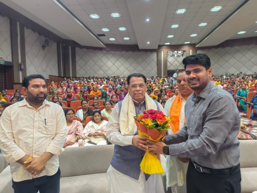 500 women in Ghaziabad witnessed the launch of the Lokmata Ahilyabai Matrushakti Yatra Scheme and were honored with sarees and sweets. IMAGE CREDIT TO सूचना विभाग