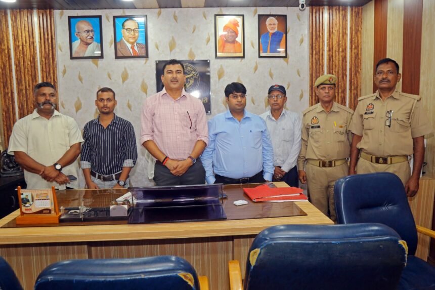 The Divisional Inspector Inspected the Information Department Office and Expressed Satisfaction with the Arrangements — IMAGE CREDIT TO सूचना विभाग