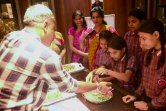 Young Schoolgirls Tied Rakhi to SSP Navneet Singh, Who Pledged to Protect Them — IMAGE CREDIT TO पुलिस