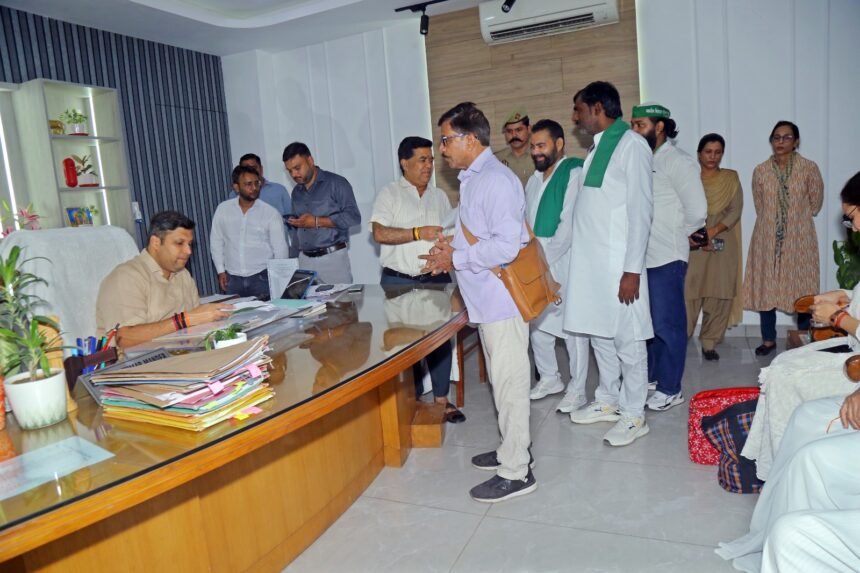 “Ensure Satisfactory Resolution of the Complainant’s Problem”: District Magistrate — IMAGE CREDIT TO सूचना विभाग