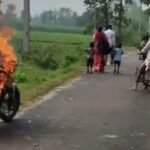 Young Man Sets His Motorcycle on Fire in the Middle of the Road Following a Dispute with His Wife IMAGE CREDIT TO रिपोर्टर