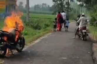 Young Man Sets His Motorcycle on Fire in the Middle of the Road Following a Dispute with His Wife IMAGE CREDIT TO रिपोर्टर