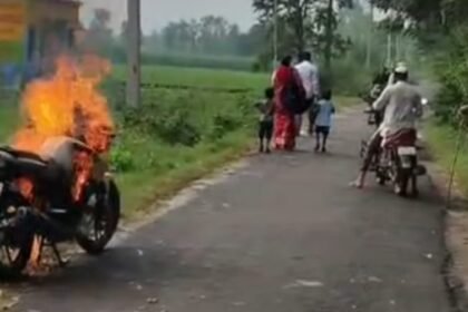 Young Man Sets His Motorcycle on Fire in the Middle of the Road Following a Dispute with His Wife IMAGE CREDIT TO रिपोर्टर
