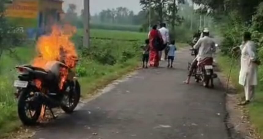 Young Man Sets His Motorcycle on Fire in the Middle of the Road Following a Dispute with His Wife IMAGE CREDIT TO रिपोर्टर