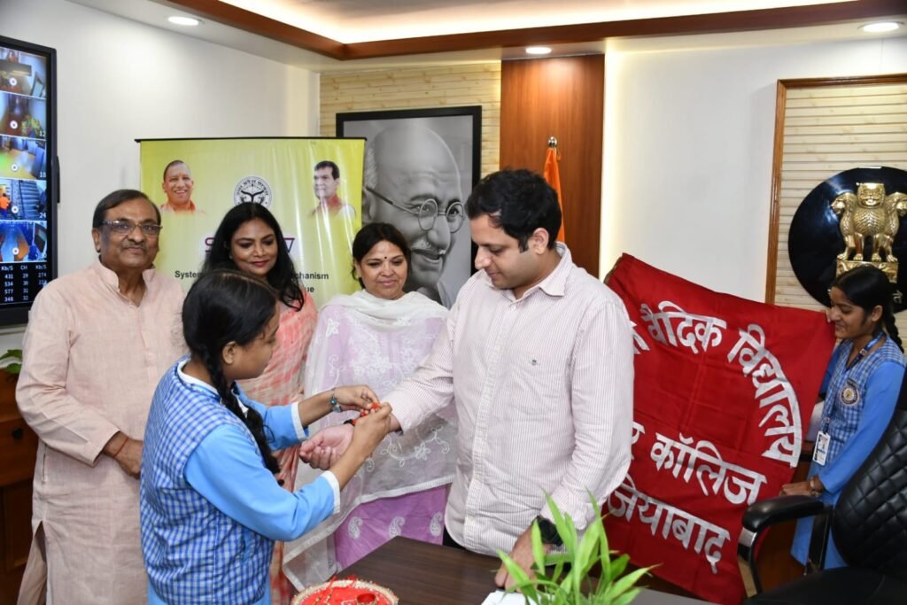 सफाई मित्र बहनों और छात्राओं ने नगर आयुक्त को बांधी राखी, दिया स्वच्छता का संदेश 2 WhatsApp Image 2026 08 23 at 21.38.26 1