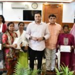 Writing Nagar Ayukt Encourages Women Beneficiaries of the PM SVANidhi Scheme IMAGE CREDIT TO नगर निगम