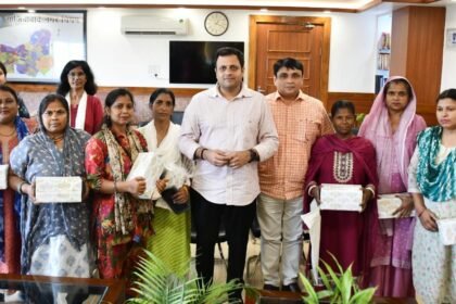 Writing Nagar Ayukt Encourages Women Beneficiaries of the PM SVANidhi Scheme IMAGE CREDIT TO नगर निगम