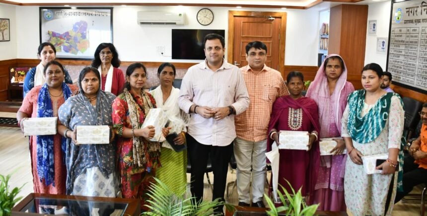 Writing Nagar Ayukt Encourages Women Beneficiaries of the PM SVANidhi Scheme IMAGE CREDIT TO नगर निगम