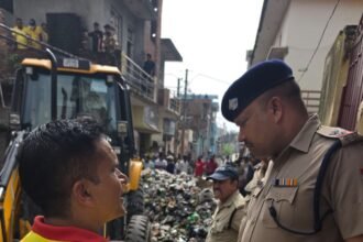 Six-Year-Old Girl Swept Away in Strong Rainwater Currents; Police and SDRF Search Operation Underway IMAGE CREDIT TO रिपोर्टर
