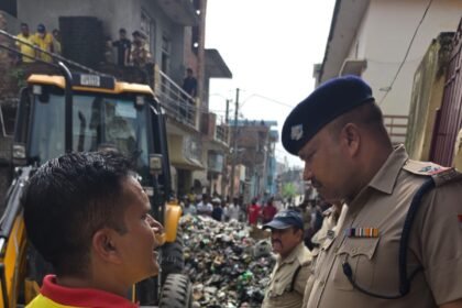 Six-Year-Old Girl Swept Away in Strong Rainwater Currents; Police and SDRF Search Operation Underway IMAGE CREDIT TO रिपोर्टर