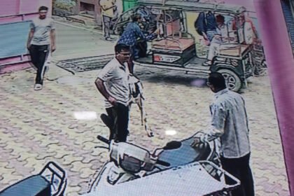 When a Snake Bit the Goat, the Owner Rushed to the CHC and Told the Doctors: “Treat It First” IMAGE CREDIT TO रिपोर्टर