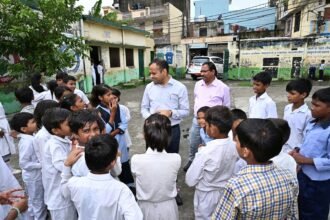 District Magistrate Conducts Surprise Inspection of Primary Schools, Emphasizes Quality of Education and Mid-Day Meals IMAGE CREDIT TO सूचना विभाग