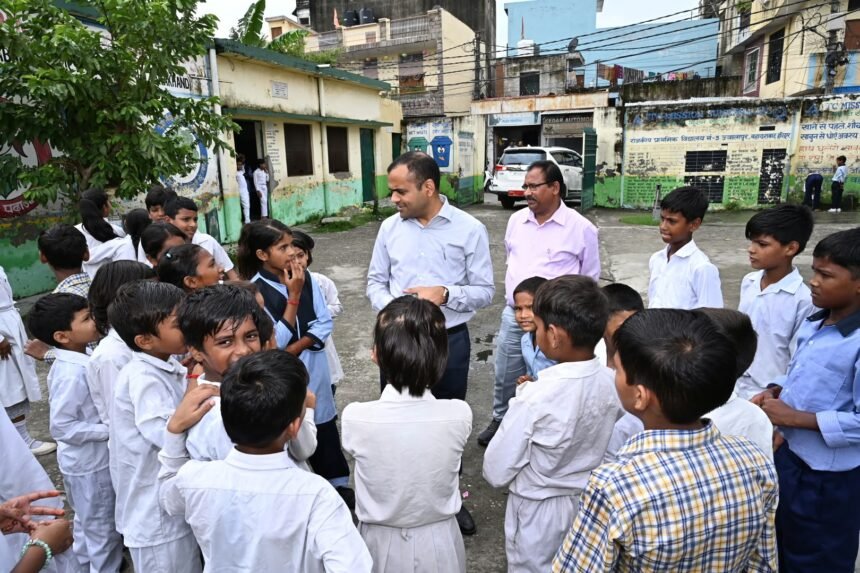 District Magistrate Conducts Surprise Inspection of Primary Schools, Emphasizes Quality of Education and Mid-Day Meals IMAGE CREDIT TO सूचना विभाग