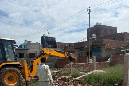 GDA Bulldozers Demolish Illegal Colony Being Developed Across 10,000 Square Metres in Loni IMAGE CREDIT TO प्राधिकरण