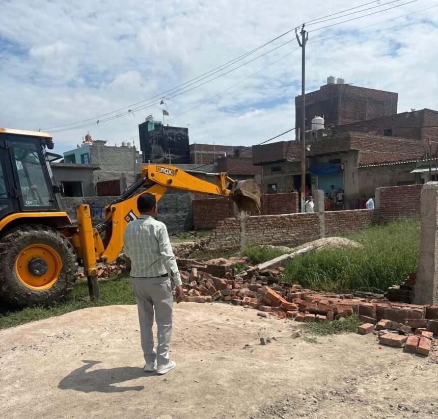 GDA Bulldozers Demolish Illegal Colony Being Developed Across 10,000 Square Metres in Loni IMAGE CREDIT TO प्राधिकरण
