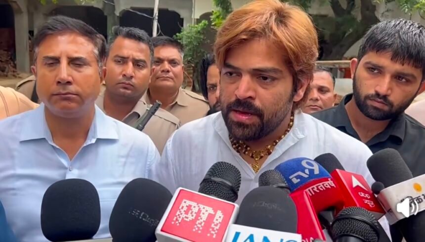English Translation Haryanvi Singer Masoom Sharma Visits Ankit Balyan’s Home and Offers Condolences to the Family IMAGE CREDIT TO रिपोर्टर