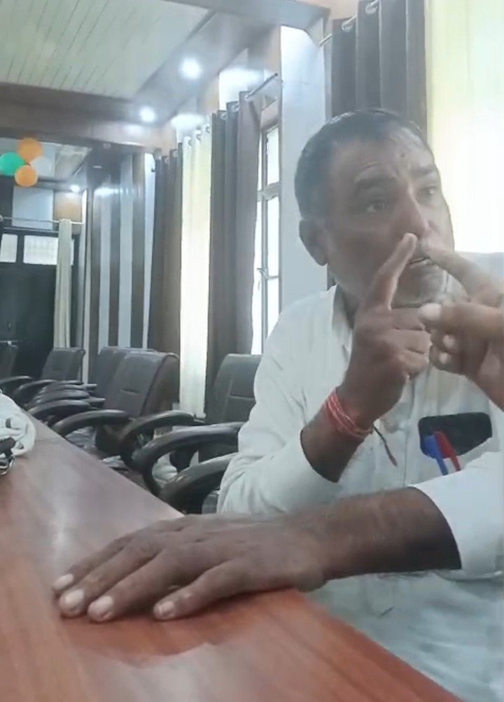 Impact of Rashtriya Shikhar Report: Teacher Suspended for Allegedly Using Abusive Language Against Officials on Social Media फोटो द्वारा रिपोर्टर और फाइल फोटो