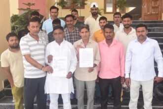 Writing Water Tank Operators Submit Petition at District Magistrate’s Office Over Non-Payment of Honorarium for 31 Months IMAGE CREDIT TO रिपोर्टर