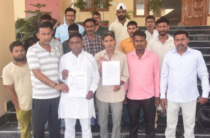 Writing Water Tank Operators Submit Petition at District Magistrate’s Office Over Non-Payment of Honorarium for 31 Months IMAGE CREDIT TO रिपोर्टर