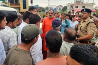 Writing Villagers Take to the Streets to Stop Rainwater Flowing from the Highway and Forest into Residential Areas IMAGE CREDIT TO रिपोर्टर