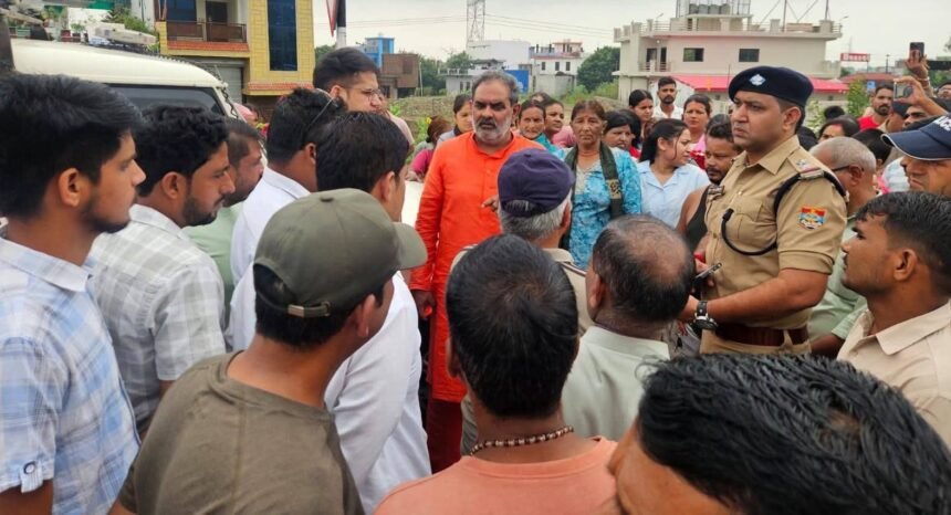 Writing Villagers Take to the Streets to Stop Rainwater Flowing from the Highway and Forest into Residential Areas IMAGE CREDIT TO रिपोर्टर