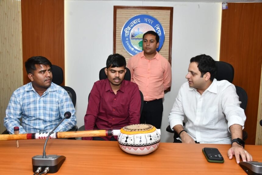 Bhajan Singer Sunil Lodhi of the Film “Hanuman Ansh” Honoured at Municipal Corporation; Premises Echo with Chants of “Jai Shri Ram” IMAGE CREDIT TO नगर निगम