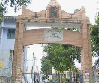 Tensions Between Self-Financed Teachers and Management at SSV College; Teachers Demand Continuation of Services Until a Final Decision IMAGE CREDIT TO रिपोर्टर