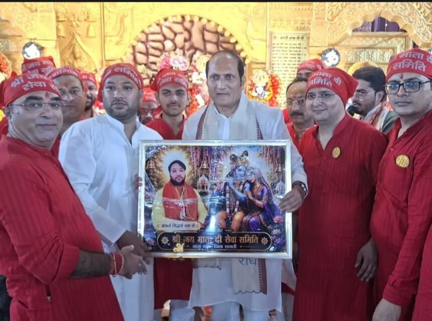 Thanabhawan Resonates with Chants of Radha-Krishna; Devotees Dance to Devotional Songs Until Late at Night IMAGE CREDIT TO रिपोर्टर