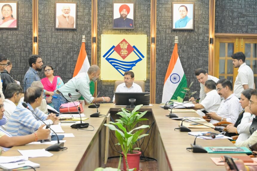 102 Complaints Registered on Samadhan Diwas, Including Cases of Fraud in the Name of Investments and Jobs IMAGE CREDIT TO सूचना विभाग