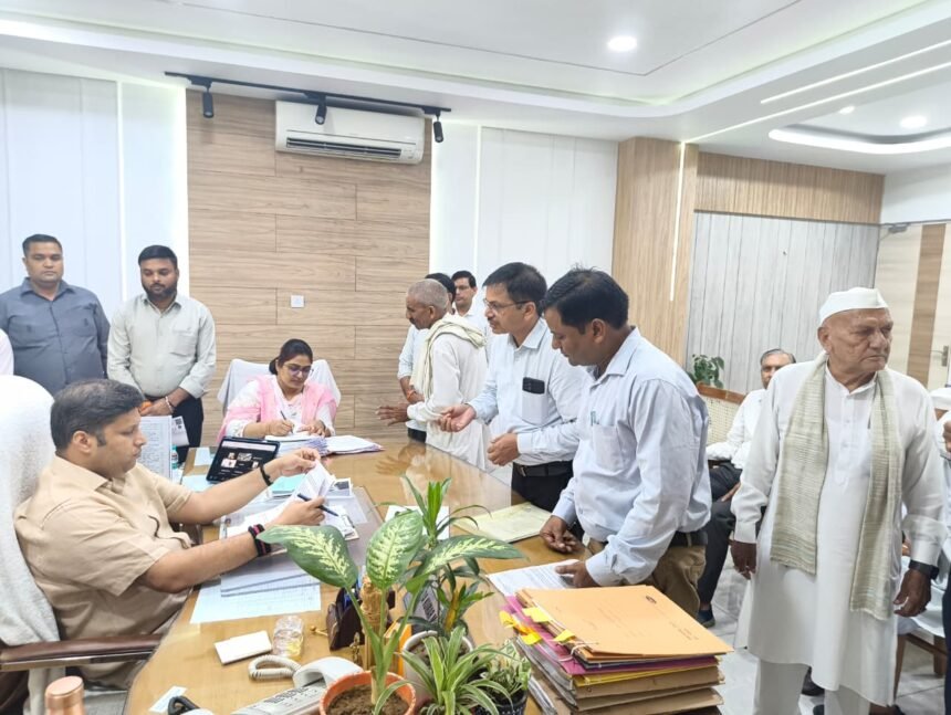 "Justice delivered to victims in Jansunwai, emphasis on providing benefits of schemes to eligible beneficiaries: District Magistrate" IMAGE CREDIT TO सूचना विभाग