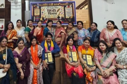 "Three personalities including Dr. Suman Agarwal honored on Hindi Diwas" IMAGE CREDIT TO रिपोर्टर