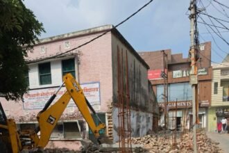 "GDA's bulldozer runs on illegal colony in Muradnagar" IMAGE CREDIT TO प्राधिकरण