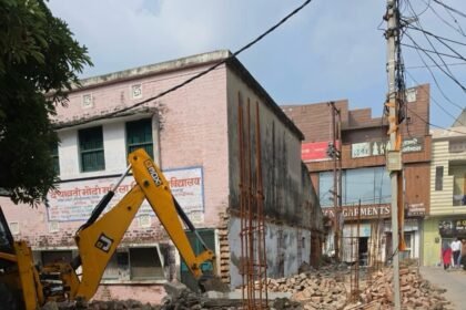 "GDA's bulldozer runs on illegal colony in Muradnagar" IMAGE CREDIT TO प्राधिकरण