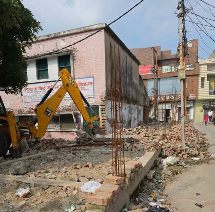 "GDA's bulldozer runs on illegal colony in Muradnagar" IMAGE CREDIT TO प्राधिकरण