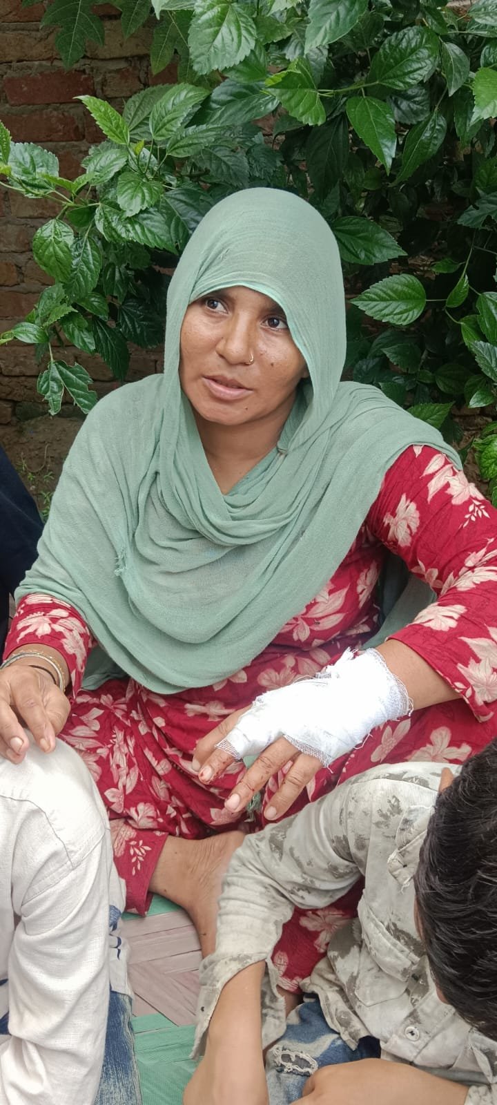 Armed robbery worth 10 lakhs at scrap trader's house, wife stabbed, knife held to child's neck - IMAGE CREDIT TO रिपोर्टर